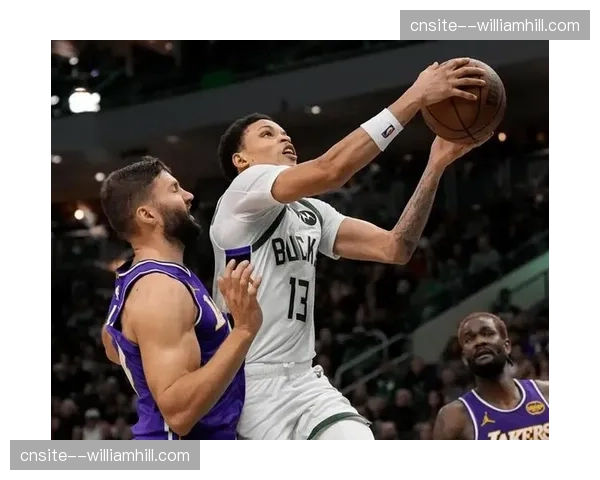 艾顿进攻高效但防守存疑，教练组第四节曾将其直接弃用